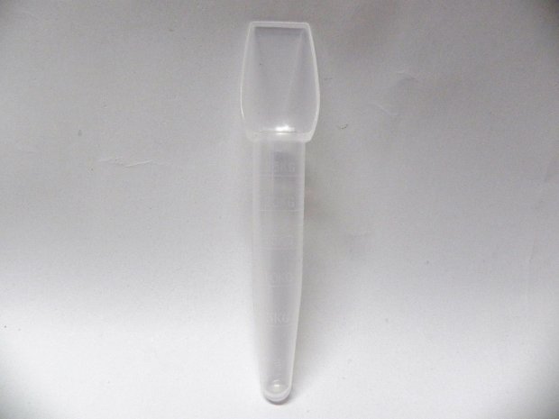 Cylindrical dosage spoon graduated in kilograms of patients weight 