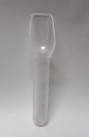 Cylindrical dosage spoon graduated in kilograms of patients weight